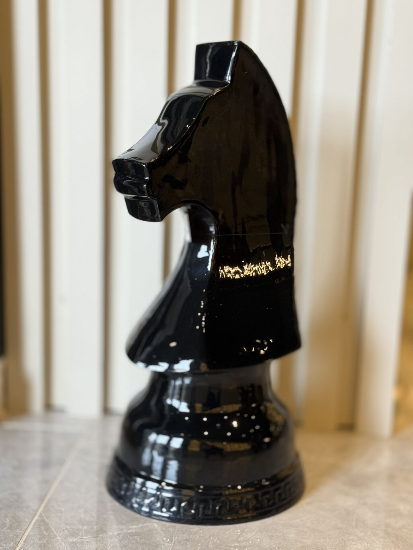 At Siyah Dekor Satranç Taşı 24x52cm